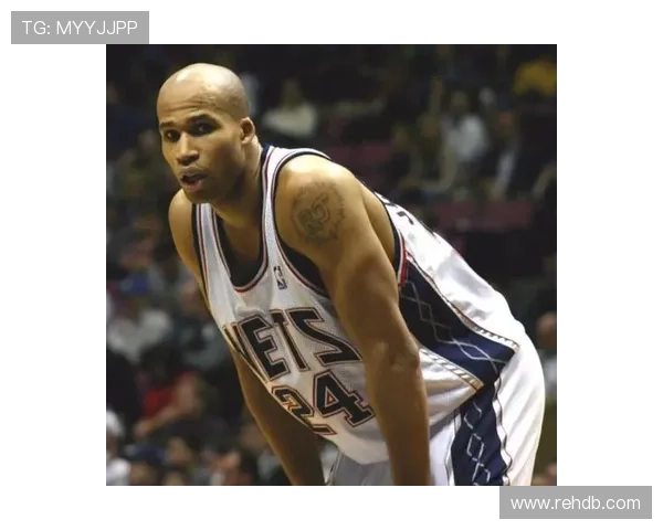 莺歌盛赞教练激情四溢称其为球队领袖能量满满激励全队士气